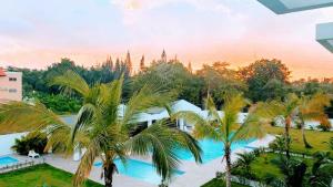 Hot Tub, Pool, Walk to Fun, Beach, Dining, Shops