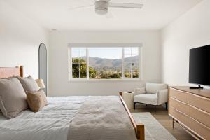 Modern Escape w Mountain Views, Walk to Lake, Golf, Resort, Dining