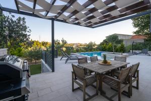 Luxury apartment with heated pool - Tekla