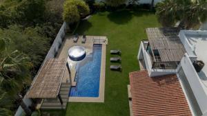 Beautiful house with swimming pool, jacuzzi, pickleball court and steam room