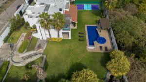 Beautiful house with swimming pool, jacuzzi, pickleball court and steam room