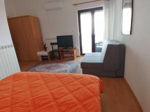 Room Jelena for 3 persons, 300m from beach