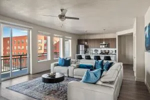 Gorgeous 2BD 2BA Pool,Gym,Htub near Convention Ctr - American Towers Condominium