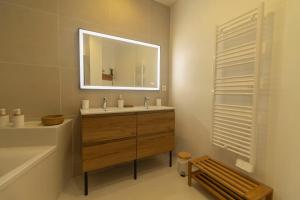 Maisons de vacances AfroBoHome, Fraicheur d-ete, Familles et petits groupes, clim, 2 a 6 personnes, Proche centre Nimes, Garage clos : photos des chambres