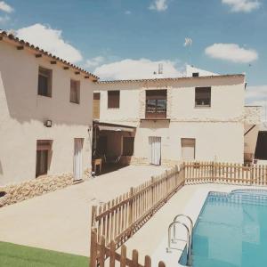 CASA RURAL LOS ABUELOS COMPLEJO CON PISCINA COMPARTIDA ,a