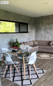 Comoda casa moderna con piscina y bosque