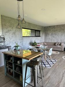 Comoda casa moderna con piscina y bosque