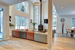 Modern Luxury 4-Bedroom Home by Mont-Tremblant Ski Resort