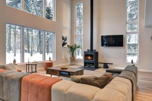 Modern Luxury 4-Bedroom Home by Mont-Tremblant Ski Resort