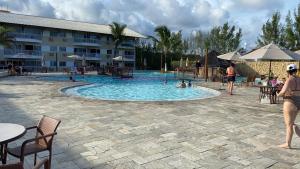 Flat com sala, suíte e banheiro social - pé na areia na praia de Muro Alto - Marupiara Suites