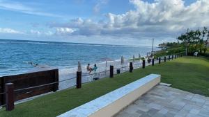 Flat com sala, suíte e banheiro social - pé na areia na praia de Muro Alto - Marupiara Suites