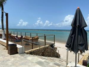 Flat com sala, suíte e banheiro social - pé na areia na praia de Muro Alto - Marupiara Suites