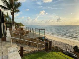 Flat com sala, suíte e banheiro social - pé na areia na praia de Muro Alto - Marupiara Suites