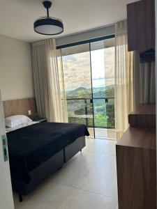 Casa nova, piscina e vista para as montanhas