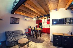 Appartements Le Clos de Tanvol - Parking prive GRATUIT- Terrasse Privee - Climatisation - Caravane Airstream : photos des chambres
