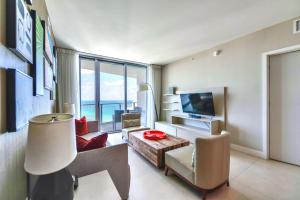 Level Up in This Condo w Breathtaking Views!