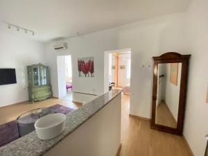City center salon-style apartment free parking