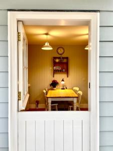 NEW Cosy Gem, Near Beach, Log-Burner, Dog Friendly