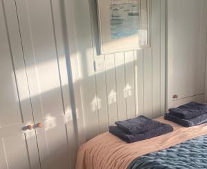 NEW Cosy Gem, Near Beach, Log-Burner, Dog Friendly