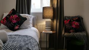 Sleek 3-Bedroom Rainham Home, A Place to Rest, A Place to Reconnect, Parking, WiFi