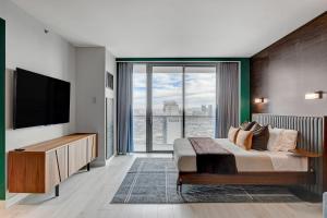 AVA SUITE 37th FLR STRIP VIEW BALCONY Palms Place