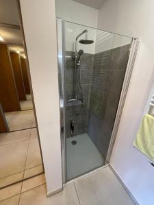 Large apartment with air conditioning, terrace and parking