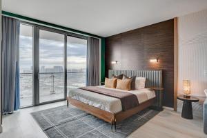 Ava Suite 37th FLR Balcony STRIP VIEWS Palm Place