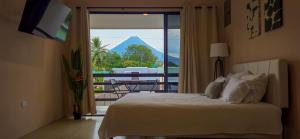 Rooftop and stunning Arenal Volcano views 3 minutes from La Fortuna