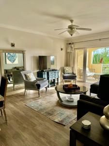 2Bed Modern Condo with AC, Pool, Rooftop patio, 5 Min to Beach