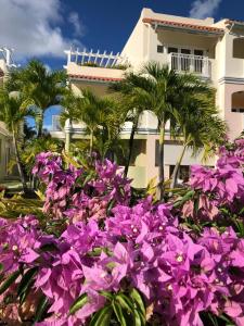 2Bed Modern Condo with AC, Pool, Rooftop patio, 5 Min to Beach