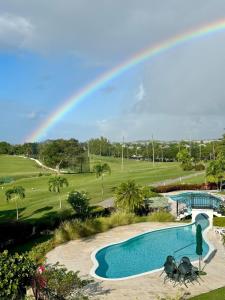 2Bed Modern Condo with AC, Pool, Rooftop patio, 5 Min to Beach