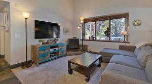 Ski Den - Steps to Mammoth Village! - Ubytování bez kategorie ve městě Mammoth Lakes