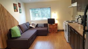 Cozy Quiet Suite with Private Hot Tub with Ocean Views