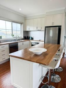 Coastal Sanctuary, EV, Pet Firendly with Fireplace, wood provided Just 50m to Kilcunda Beach and 100m to the Ocean View Hotel The Sticks and Copper Door Kitchen Accessibility Friendly