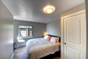 Oceanfront Arch Cape Home with Hot Tub