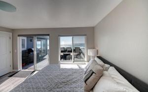 Oceanfront Arch Cape Home with Hot Tub