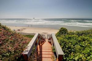 Oceanfront Arch Cape Home with Hot Tub