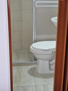 Habitación baño privado y parqueo edificio el Mirador cerca al centro de Manizales Caldas