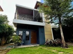 4 bedrooms Villa AR3 Vacation House -close to Silay Airport - Minuluang