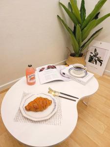 Honey Sleep Shinchon, 2BR up to 4 people at Shinchon