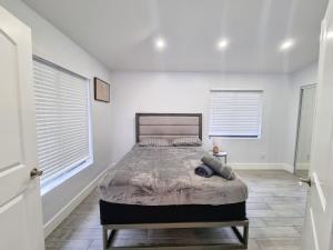 Downtown Hollywood - 3 miles to Beach - Sleeps 8