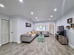 Downtown Hollywood - 3 miles to Beach - Sleeps 8