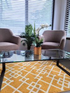 Downtown Hollywood - 3 miles to Beach - Sleeps 8