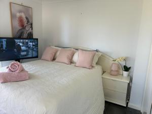 Waters Edge Luxury Lakeside Studio