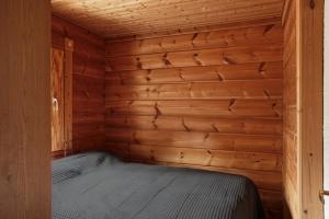 Cottage with stunning lake view and private beach