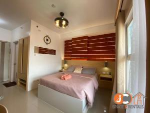 West Jones Residences by JC SpaceRentals, mountain view, free Wi-Fi & Netflix, 15th floor located at the center of Cebu City