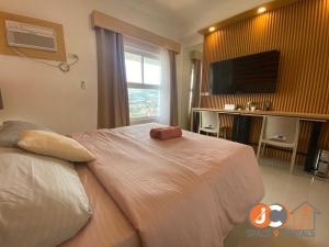 West Jones Residences by JC SpaceRentals, mountain view, free Wi-Fi & Netflix, 15th floor located at the center of Cebu City