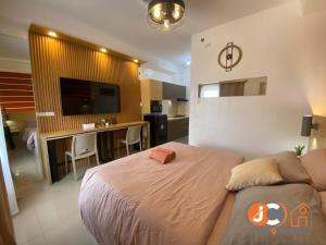 West Jones Residences by JC SpaceRentals, mountain view, free Wi-Fi & Netflix, 15th floor located at the center of Cebu City