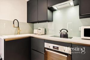 Central Henley Apartment - Freestanding Bath in Bedroom