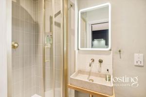 Central Henley Apartment - Freestanding Bath in Bedroom